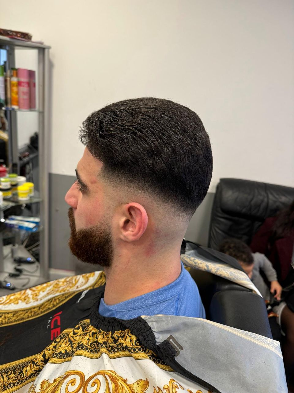 Kunde mit präzisem Skin Fade und kantigem Bart – Haarschnitt im Afro American Barbershop Nürnberg