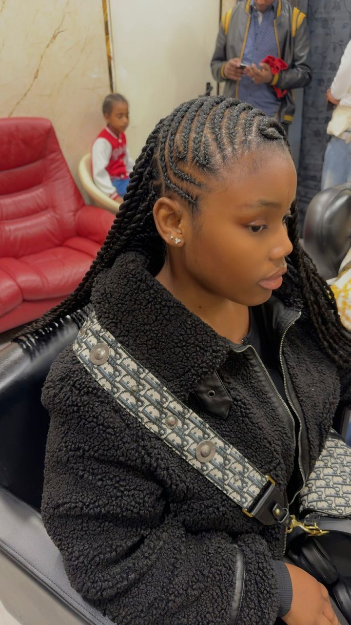 Kundin mit Cornrows und gebogenen Zöpfen, präzise geflochten im Afro American Barbershop in Nürnberg