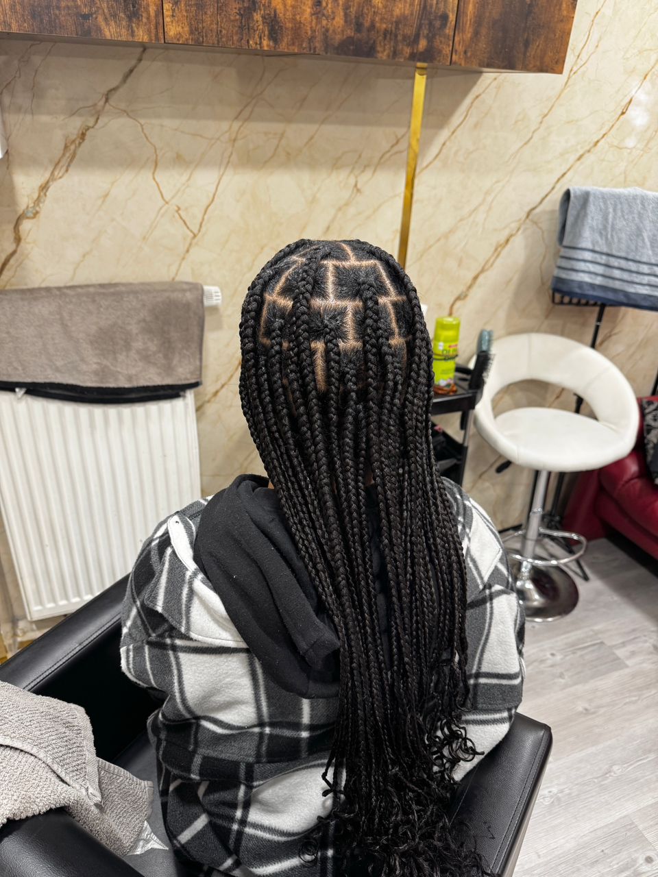 Box Braids mit sauberen Quadratlöchern und lockigem Finish – gestylt im Afro American Barbershop Nürnberg