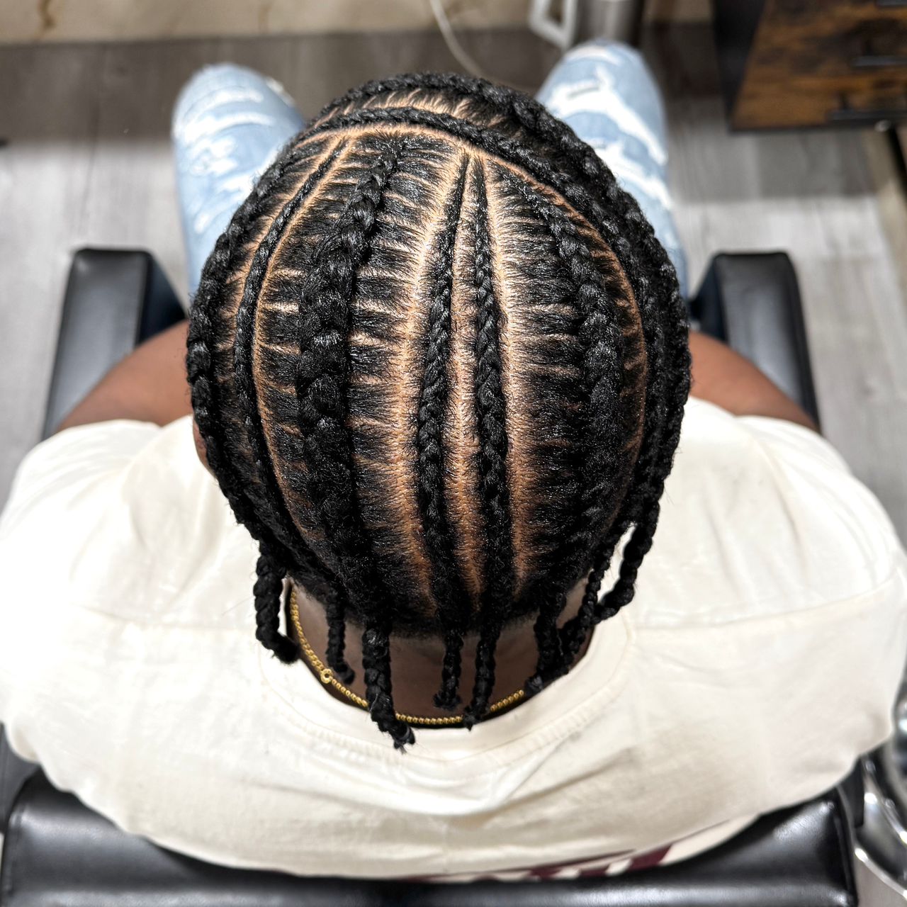 Cornrows mit sauberem Curve-Pattern von oben – gestylt im Afro American Barbershop Nürnberg