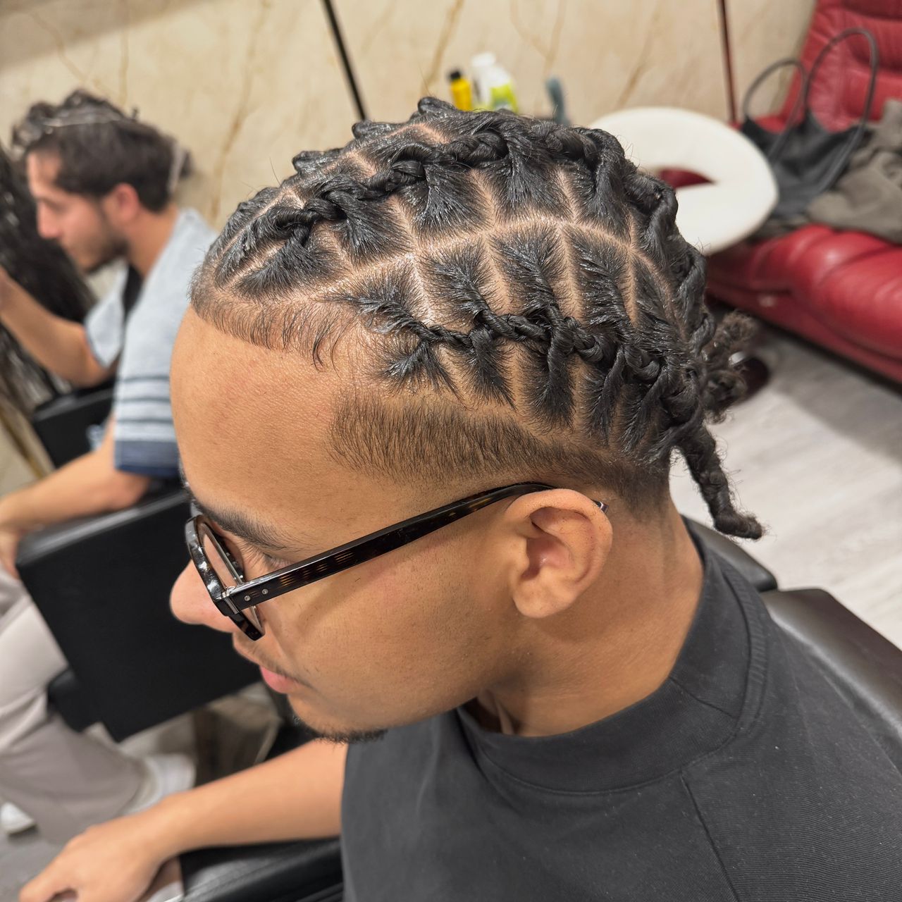 Kreative Männerfrisur mit Zickzack-Parting und Twists – gestylt im Afro American Barbershop Nürnberg
