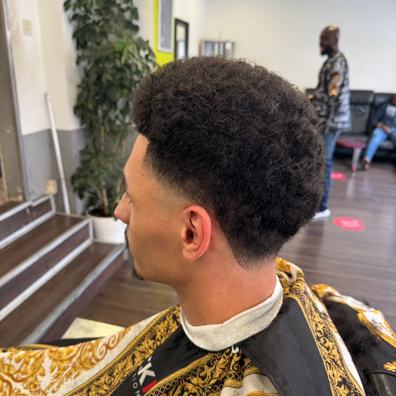 Mid Fade bei Afro Hair – präziser Übergang mit natürlichem Volumen im Afro American Barbershop Nürnberg