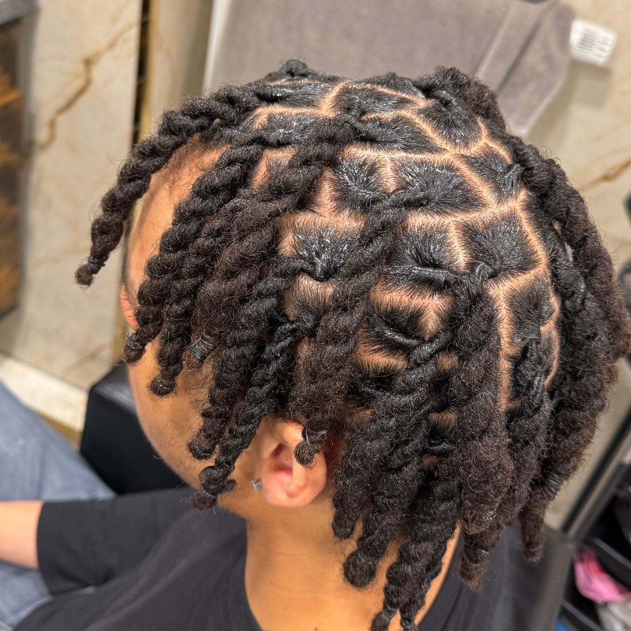 Two-Strand Twists mit klarer Abteilung – protective Style für Afro-Hair beim Afro American Barbershop Nürnberg