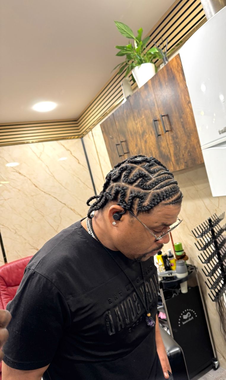 Freestyle Cornrows mit geschwungenem Design – moderner Zopf-Look bei Afro American Barbershop Nürnberg