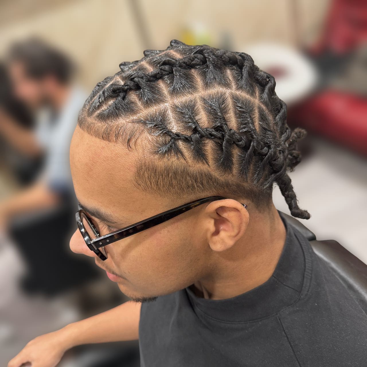 Freestyle Cornrows mit geschwungenem Design – moderner Zopf-Look bei Afro American Barbershop Nürnberg
