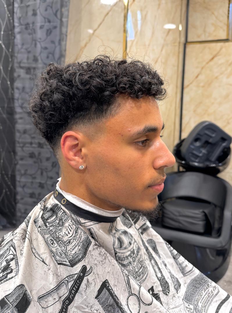 Mid Fade bei Afro Hair – präziser Übergang mit natürlichem Volumen im Afro American Barbershop Nürnberg